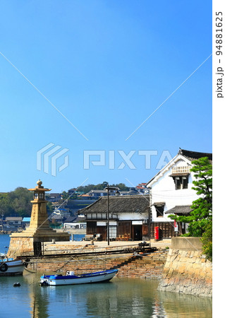 【広島県】快晴の鞆の浦　いろは丸展示館と常夜灯 94881625