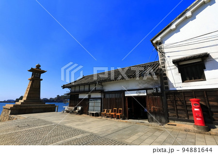 【広島県】快晴の鞆の浦 いろは丸展示館と常夜灯 【広島県】快晴の鞆の浦 いろは丸展示館と常夜灯 94881644