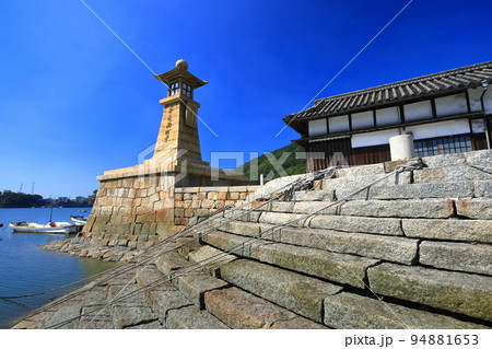 【広島県】快晴の鞆の浦　常夜灯 94881653
