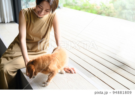 ペットと過ごす女性 ペットと過ごす女性 94881809