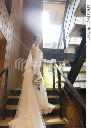 ハートの光に包まれたウェディングドレス姿の花嫁　ハウスウェディング 94881985