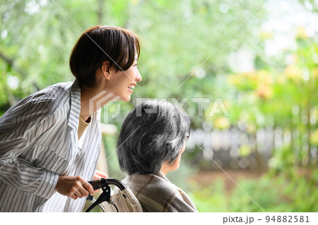車椅子や介護の様子 94882581