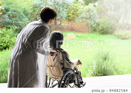 車椅子や介護の様子 94882584
