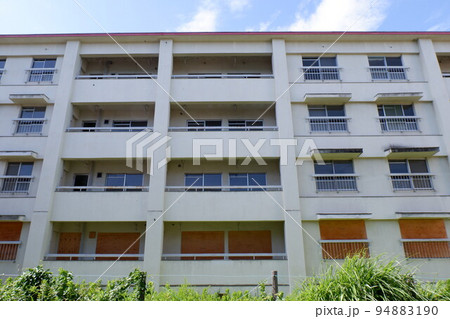 廃墟となった共同住宅 廃墟となった共同住宅 94883190