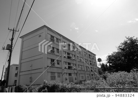 廃墟となった集合住宅 94883324