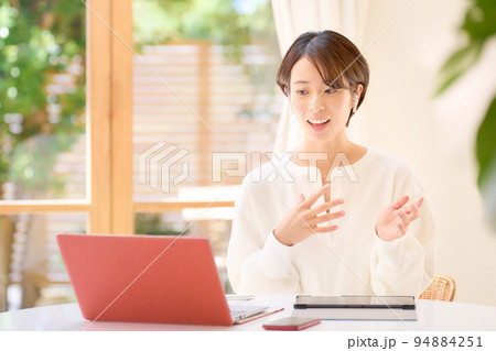 明るい部屋でビデオ通話をする若い女性 テレワーク ビジネス イメージ 明るい部屋でビデオ通話をする若い女性 テレワーク ビジネス イメージ 94884251