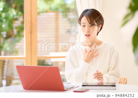 明るい部屋でビデオ通話をする若い女性 テレワーク ビジネス イメージ 明るい部屋でビデオ通話をする若い女性 テレワーク ビジネス イメージ 94884252