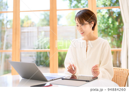 明るい部屋でビデオ通話をする若い女性　テレワーク　ビジネス　イメージ 94884260