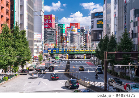 《東京都》新宿歌舞伎町・都市風景 94884375