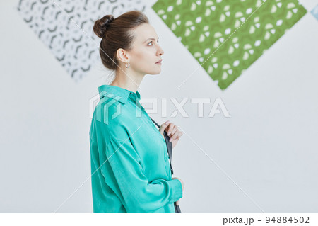 Young Girl in Art Gallery Young Girl in Art Gallery 94884502