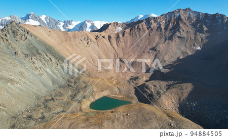 The emerald color of the water of a mountain lake The emerald color of the water of a mountain lake 94884505