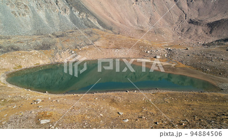 The emerald color of the water of a mountain lake The emerald color of the water of a mountain lake 94884506