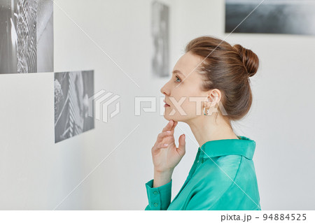 Young Woman Visiting Gallery Side View Young Woman Visiting Gallery Side View 94884525