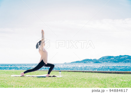 屋外でヨガをする女性 屋外でヨガをする女性 94884617