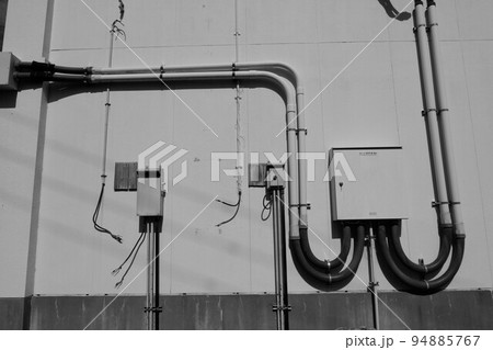 廃団地の分電盤とケーブル 廃団地の分電盤とケーブル 94885767