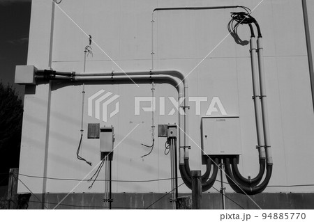 廃団地の分電盤とケーブル 94885770