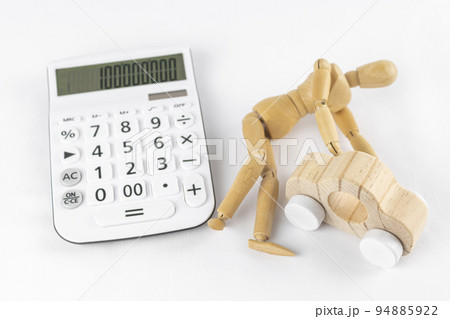 デッサン人形と玩具の車と電卓。交通事故のイメージ 94885922