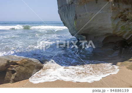 茨城県日立市 鵜の島海岸の浜辺 茨城県日立市 鵜の島海岸の浜辺 94886139