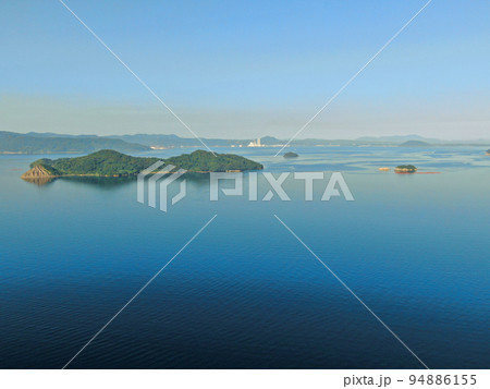 福島の初崎公園の上空からコバルトブルーの海の空撮 94886155