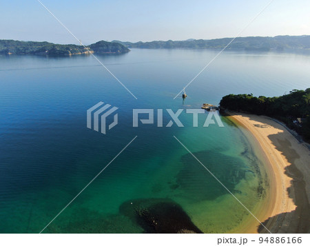 誰もいない早朝の初崎海水浴場の空撮 94886166