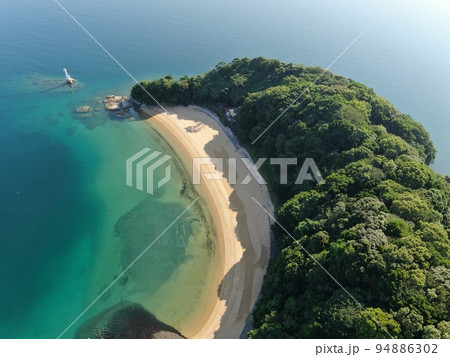 誰もいない早朝の初崎海水浴場の空撮 94886302