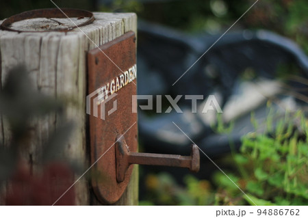 錆びたガーデン立て看板 94886762