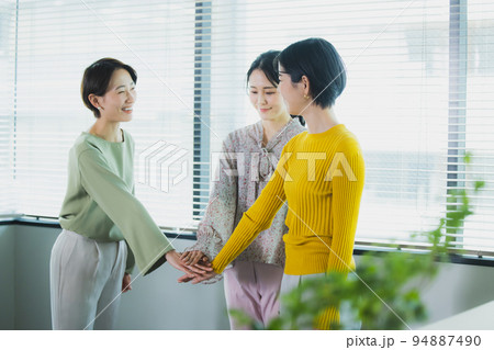 ビジネスウーマン　団結 94887490