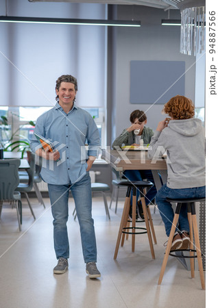 Teacher talking with his pupils during lunch time 94887566