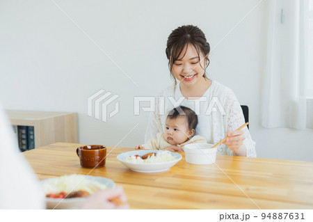 ファミリー　食卓 94887631
