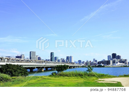 淀川と大阪市中心部の高層ビル群（梅田・中之島方面） 94887708