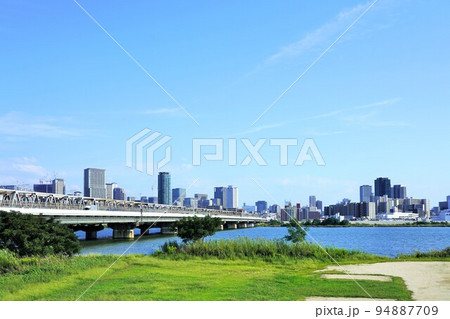 淀川と大阪市中心部の高層ビル群（梅田・中之島方面） 94887709