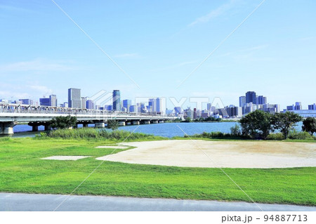 淀川と大阪市中心部の高層ビル群（梅田・中之島方面） 94887713