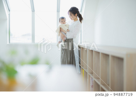 赤ちゃんを抱っこする女性 94887719