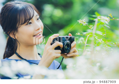 女性　カメラ 94887909