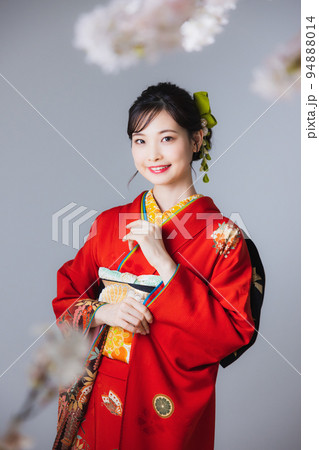 朱赤の振袖 つまみ細工の髪飾り 朱赤の振袖 つまみ細工の髪飾り 94888014