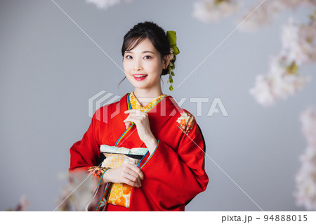 朱赤の振袖　つまみ細工の髪飾り 94888015