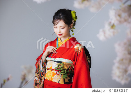 朱赤の振袖　つまみ細工の髪飾り 94888017