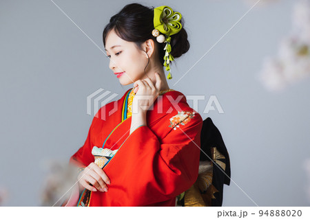 朱赤の振袖 つまみ細工の髪飾り 朱赤の振袖 つまみ細工の髪飾り 94888020