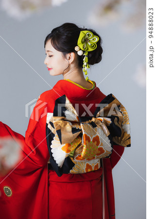 朱赤の振袖　つまみ細工の髪飾り 94888023