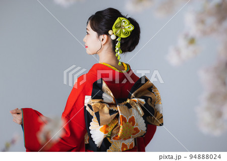 朱赤の振袖　つまみ細工の髪飾り 94888024