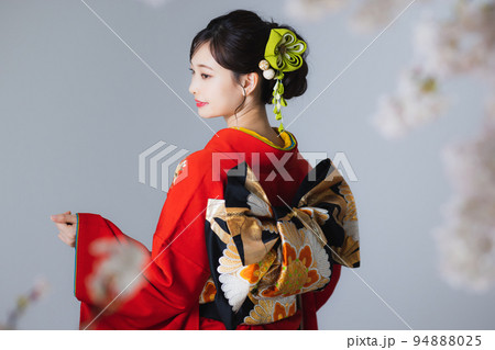 朱赤の振袖　つまみ細工の髪飾り 94888025