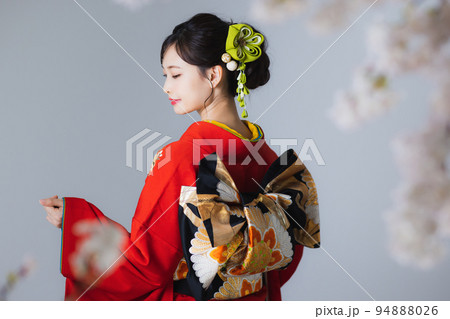 朱赤の振袖 つまみ細工の髪飾り 朱赤の振袖 つまみ細工の髪飾り 94888026