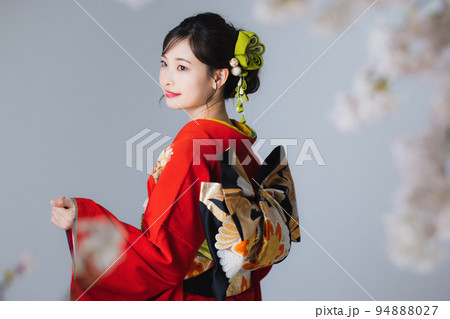 朱赤の振袖　つまみ細工の髪飾り 94888027