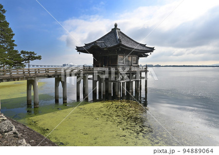 9月の朝に参拝した滋賀県大津市の満月寺浮御堂 94889064
