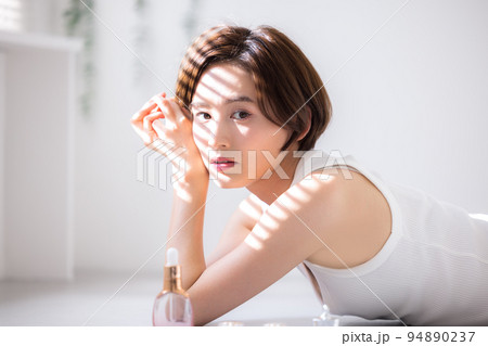 ビューティーイメージ　タンクトップを着ている女性のポートレート 94890237