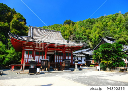 【広島県】晴天の明王院の本堂 94890856