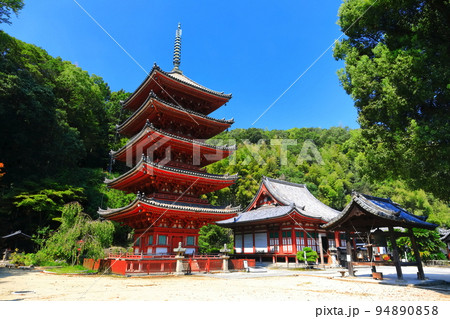 【広島県】晴天の明王院の五重塔と本堂 【広島県】晴天の明王院の五重塔と本堂 94890858