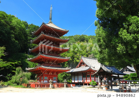 【広島県】晴天の明王院の五重塔と本堂 【広島県】晴天の明王院の五重塔と本堂 94890862