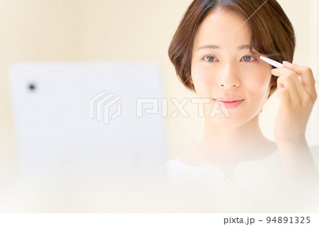 アイメイクをする若い女性 ビューティー イメージ アイメイクをする若い女性 ビューティー イメージ 94891325