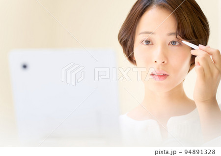 アイメイクをする若い女性 ビューティー イメージ アイメイクをする若い女性 ビューティー イメージ 94891328
